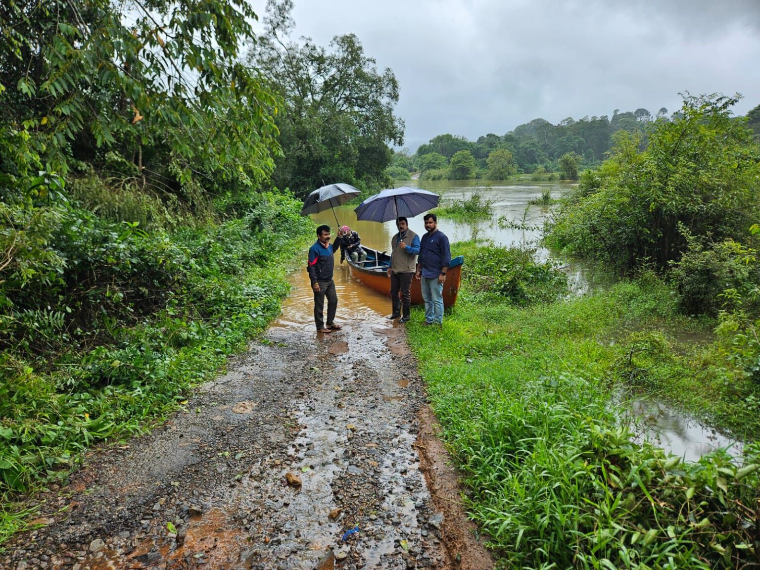 ರಸ್ತೆ ದಾಟಲು ದೋಣಿ ವ್ಯವಸ್ಥೆ