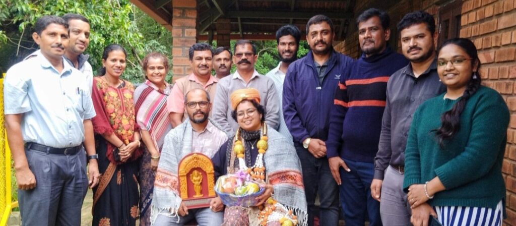 ಫೀ.ಮಾ.ಕಾರ್ಯಪ್ಪ ಕಾಲೇಜು, ಹಳೆ ವಿದ್ಯಾರ್ಥಿಗಳಿಂದ ಲೇಖಕಿ ದೀಪಾಭಾಸ್ತಿಗೆ ಸನ್ಮಾನ