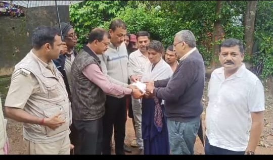 ಅಣ್ಣಯ್ಯ ಕುಟುಂಬಸ್ಥರಿಗೆ ಪರಿಹಾರ ವಿತರಣೆ