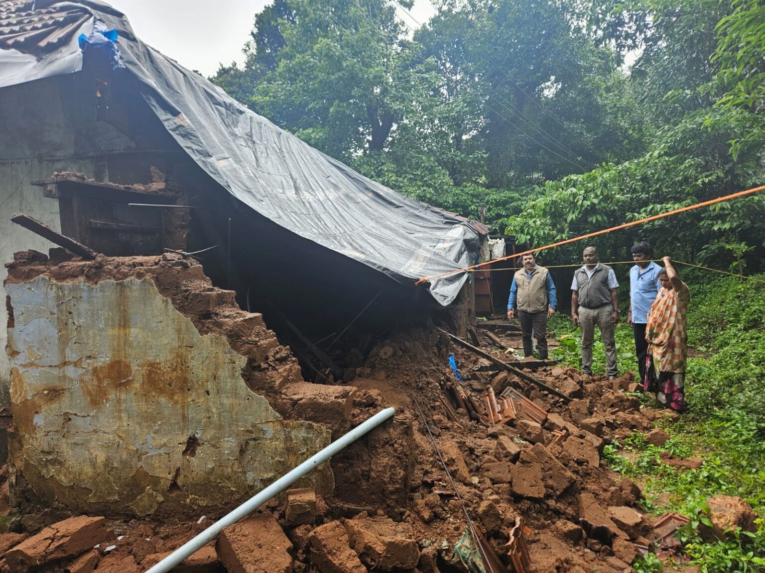 ಗೋಡೆ ಕುಸಿದು ಮನೆಗೆ ಹಾನಿ