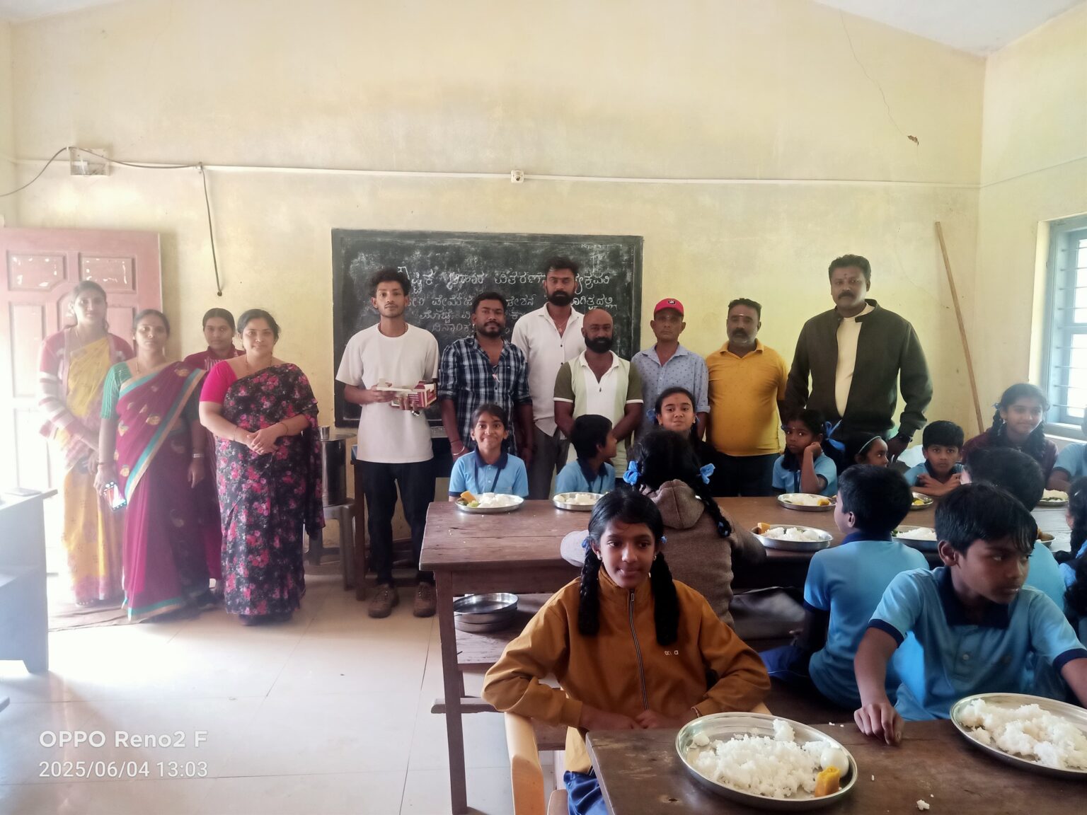 ಆರ್ಸಿಬಿ ಗೆಲುವು: ನೂರಾರು ವಿದ್ಯಾರ್ಥಿಗಳಿಗೆ ಮೈಸೂರ್ ಪಾಕ ನೀಡಿ ಸಂಭ್ರಮ.
