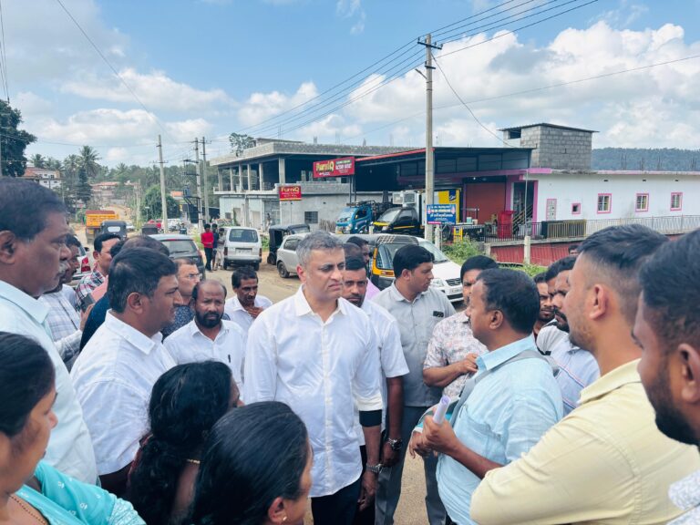 ಸಿದ್ದಾಪುರ-ವಿರಾಜಪೇಟೆ ರಸ್ತೆ ಕಾಮಗಾರಿ ವಿಳಂಬ : ಗುತ್ತಿಗೆದಾರರನ್ನು ತರಾಟೆಗೆ ತೆಗೆದುಕೊಂಡ ಶಾಸಕ ಪೊನ್ನಣ್ಣ