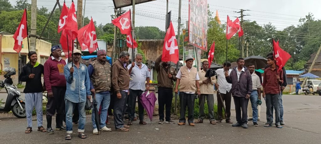 ದೇವನಹಳ್ಳಿ ರೈತರ ಮೇಲಿನ ಪೊಲೀಸ್ ದೌರ್ಜನ್ಯ ಖಂಡಿಸಿ ಪ್ರತಿಭಟನೆ