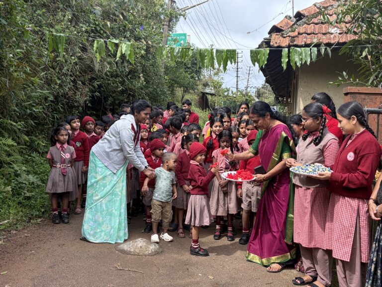 ಶಾಲೆಗೆ ಬನ್ನಿ ಚಾಕ್ಲೆಟ್ ತಿನ್ನಿ: ಹೂಹು ಮಿಠಾಯಿ ನೀಡಿ ಸ್ವಾಗತಿಸಿದ ಶಿಕ್ಷಕರು.