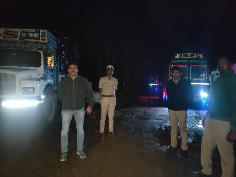 ನಿಷೇದದ ಮದ್ಯೆ ಮರದ ದಿಮ್ಮಿ ಸಾಗಿಸಲು ಯತ್ನಿಸಿದ ಲಾರಿಗಳ ವಶ