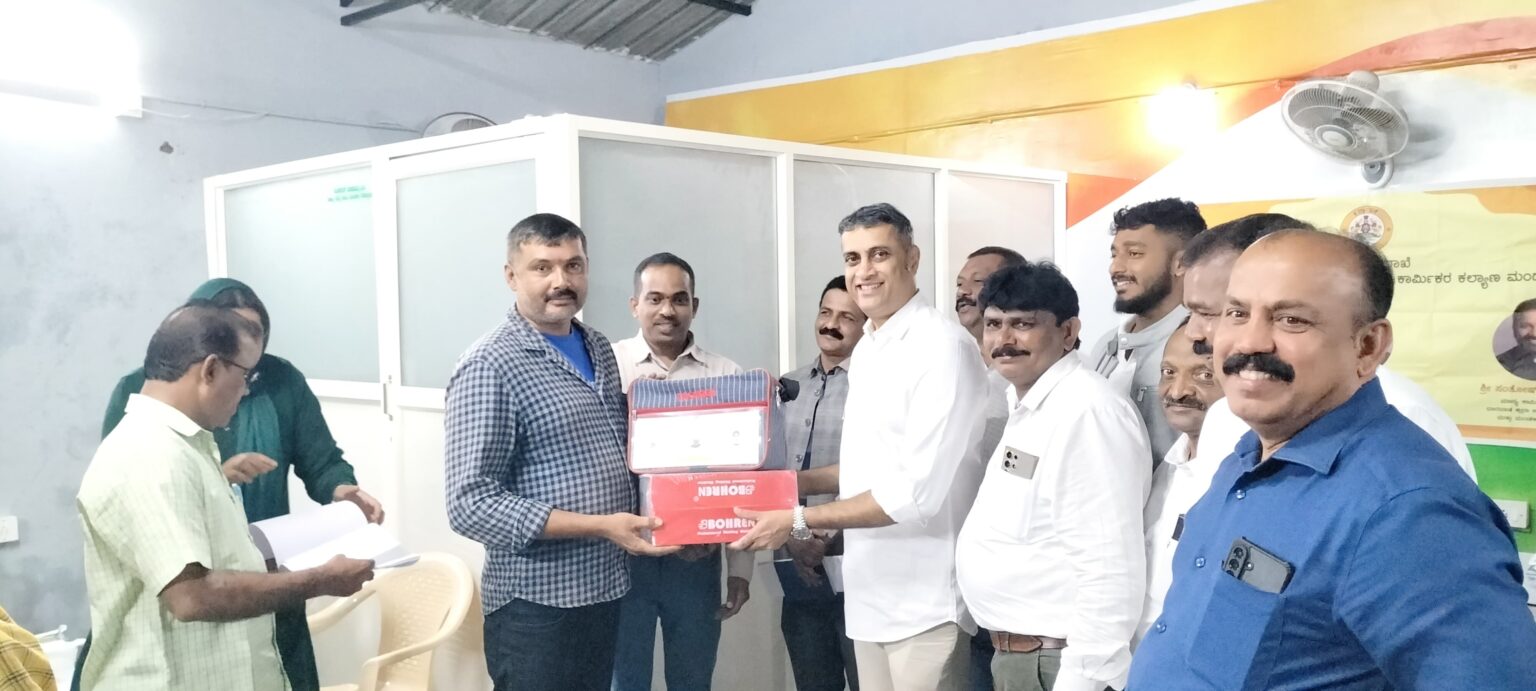 ಶಾಸಕರಿಂದ ಫಲಾನುಭವಿಗಳಿಗೆ ವೆಲ್ಡಿಂಗ್ ಕಿಟ್ ವಿತರಣೆ
