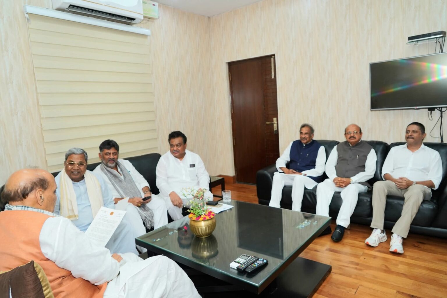 ಕೇಂದ್ರ ರಕ್ಷಣಾ ಸಚಿವರೊಂದಿಗೆ ಸಿಎಂ ಸಿದ್ದರಾಮಯ್ಯ ಚರ್ಚೆ