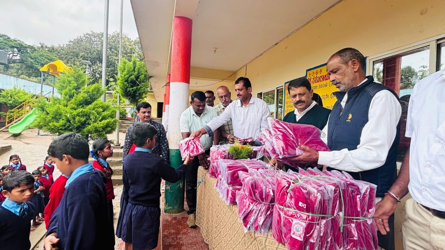 ಶಾಲಾ ಮಕ್ಕಳಿಗೆ ಉಚಿತ ಸ್ವೆಟರ್ ವಿತರಿಸಿದ ಮಾಜಿ ಸಚಿವ ರಂಜನ್