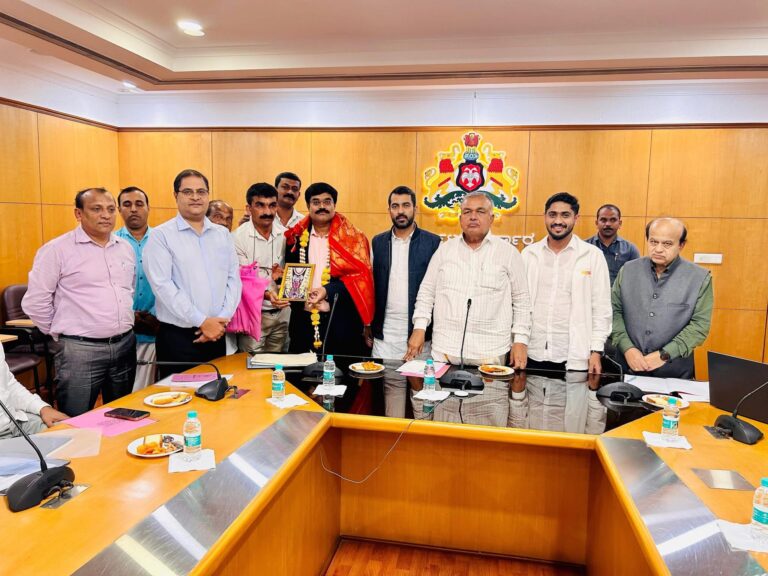 ಶಾಸಕ ಮಂತರ್ ನೇತೃತ್ವದಲ್ಲಿ ಮುಜರಾಯಿ ಸಚಿವರನ್ನು ಭೇಟಿಯಾದ ಓಂಕಾರೇಶ್ವರ ದೇವಾಲಯ ಆಡಳಿತ ಸಮಿತಿ.