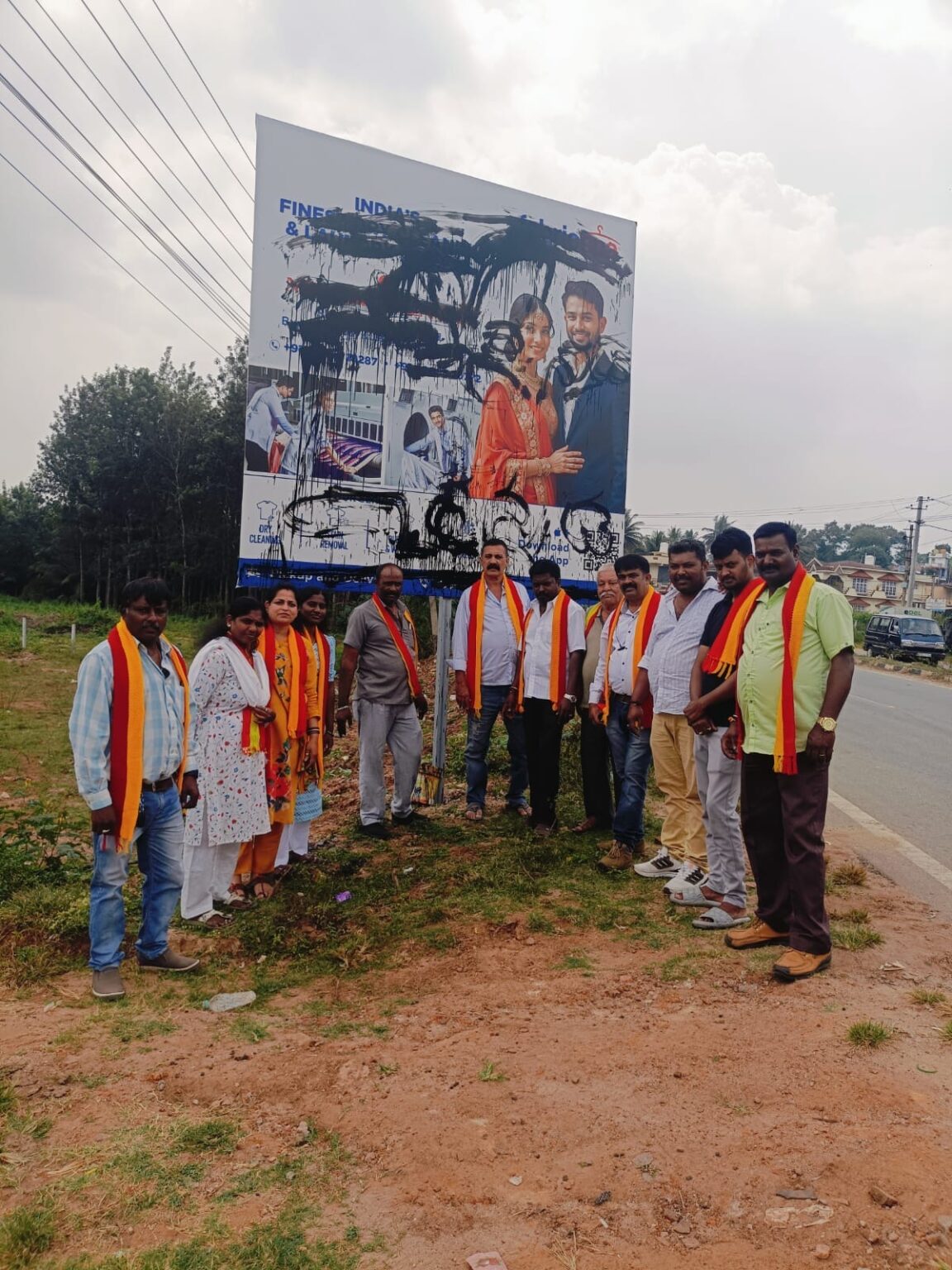 ಆಂಗ್ಲ ಫಲಕಗಳಿಗೆ ಮಸಿ ಬಳೆದ ಕರವೇ ಕಾರ್ಯಕರ್ತರು