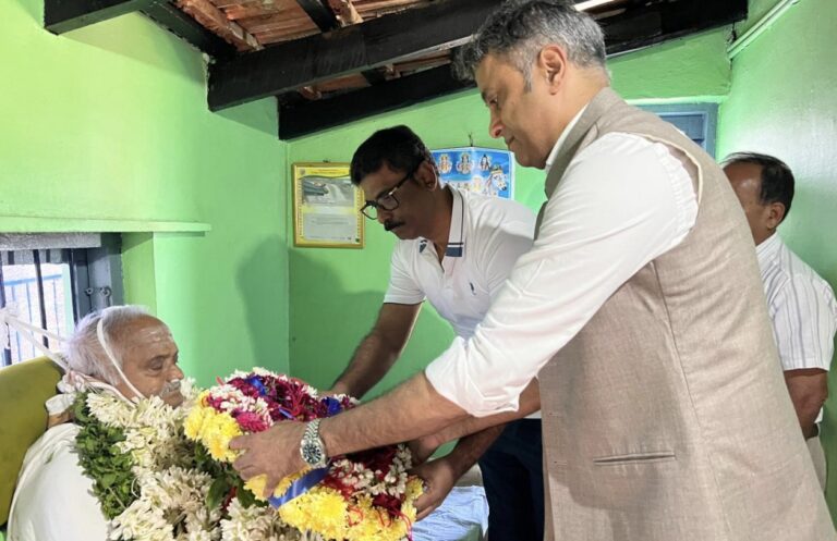 ಶಾಸಕರಾದ ಎ.ಎಸ್ ಪೊನ್ನಣ್ಣವರಿಂದ ಬಾಬು ಚಂದ್ರ ಉಳ್ಳಾಗಡ್ಡಿ ಅವರ ಅಂತಿಮ ದರ್ಶನ