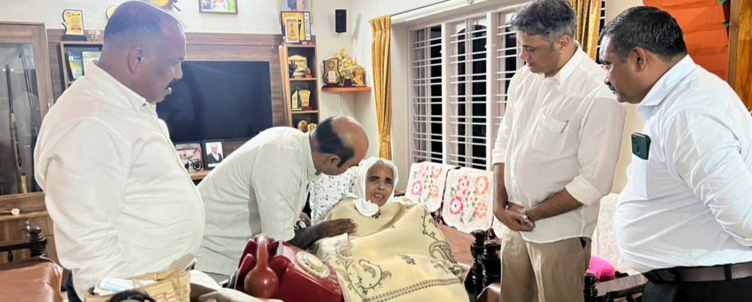 ಹುದಿಕೇರಿ ಭಾಗದ ಕಾಂಗ್ರೆಸ್ ಪಕ್ಷದ ಮುಖಂಡರಾದ ಮಹಾಬಲ ರವರ ಮನೆಗೆ ಶಾಸಕರು ಭೇಟಿ ನೀಡಿದರು