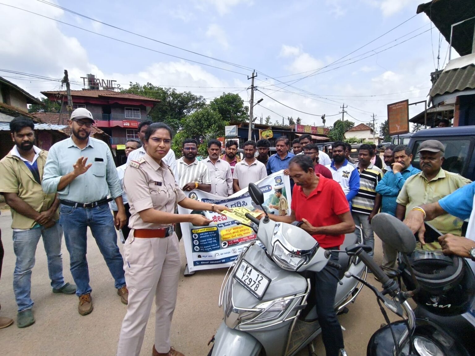 ಅಮ್ಮತ್ತಿ-ಒಂಟಿಯಂಗಡಿಯಲ್ಲಿ ಹೆಲ್ಮೆಟ್ ಜಾಗೃತಿ ಅಭಿಯಾನ