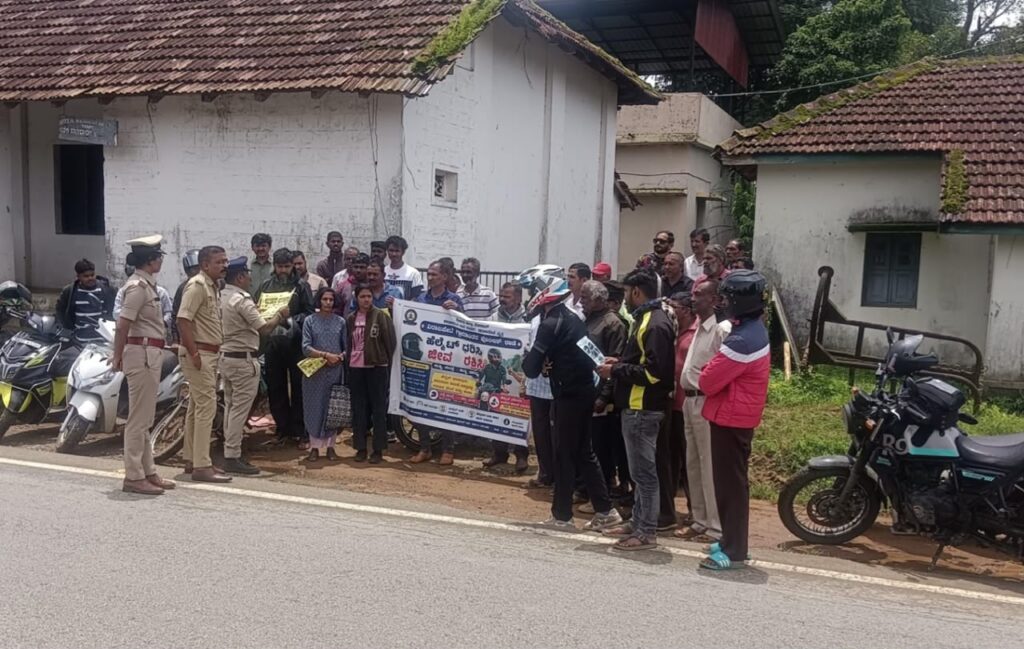 ಬಿಟ್ಟಂಗಾಲದಲ್ಲಿ ಹೆಲ್ಮೆಟ್ ಜಾಗೃತಿ ಅಭಿಯಾನ: ಸುರಕ್ಷಿತ ಸಂಚಾರಕ್ಕೆ ಪೊಲೀಸರ ಕರೆ