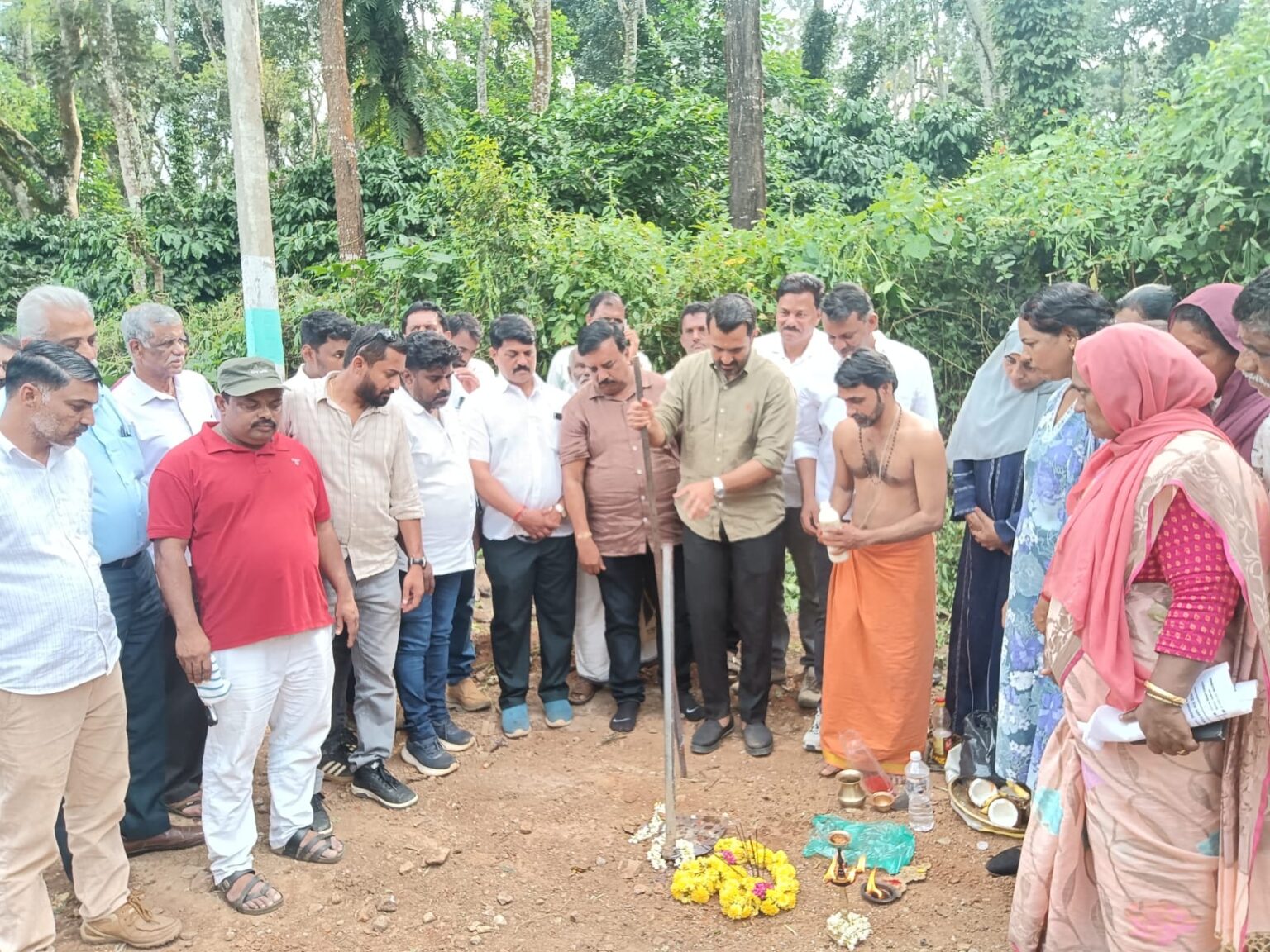 ಸಿದ್ದಾಪುರ–ಒಂಟಿಅಂಗಡಿ ರಸ್ತೆ ಅಭಿವೃದ್ಧಿಗೆ ಚಾಲನೆ: ₹3 ಕೋಟಿ ವೆಚ್ಚದ ಸಿಮೆಂಟ್ ಕಾಂಕ್ರೀಟ್ ರಸ್ತೆ ಕಾಮಗಾರಿ