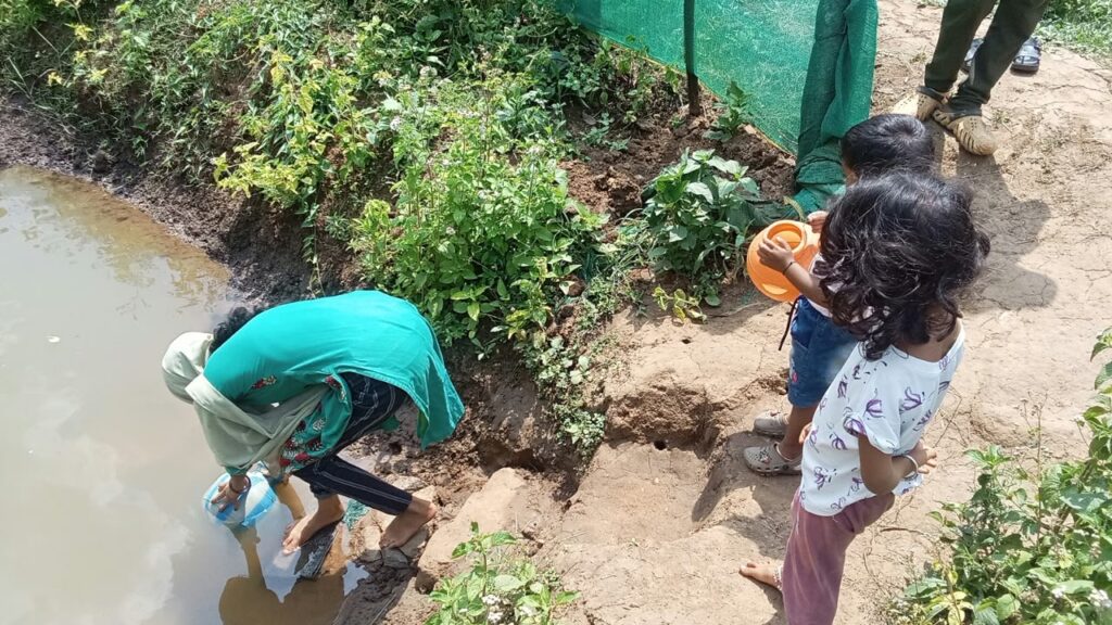 ನೀರಿಲ್ಲದೆ ನರಳಾಟ, ಕಲುಷಿತ ನೀರೇ ಗತಿ! 30 ಕುಟುಂಬಗಳ ಗೋಳಿಗೆ ಸ್ಪಂದಿಸದ ಪಂಚಾಯಿತಿ